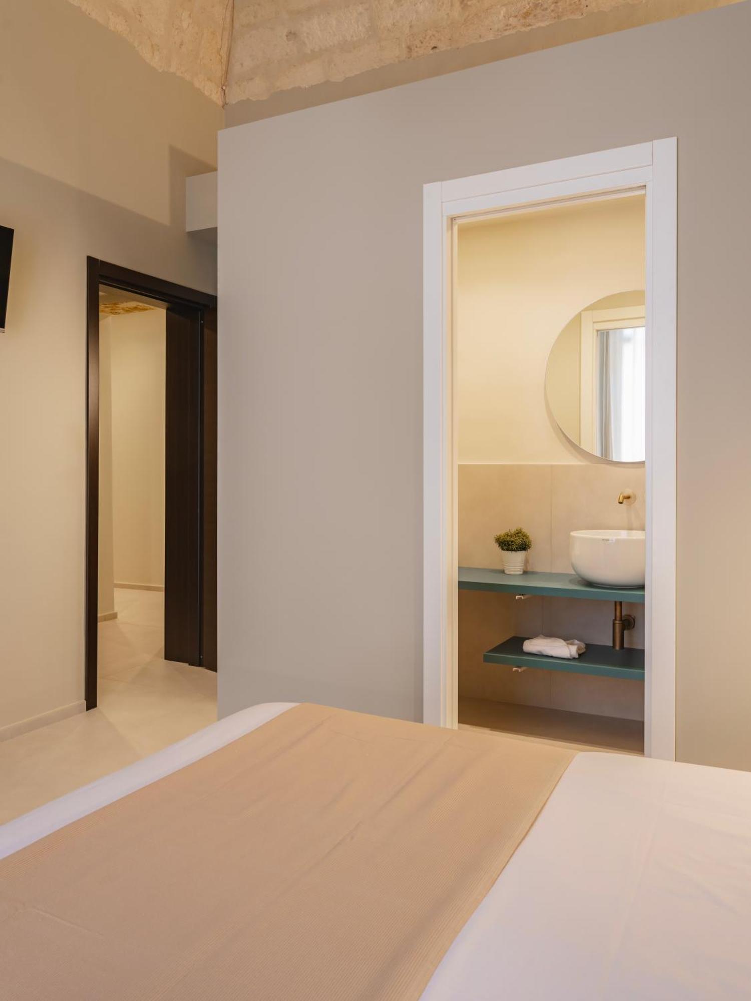 Almica24 Hotell Bari Exteriör bild