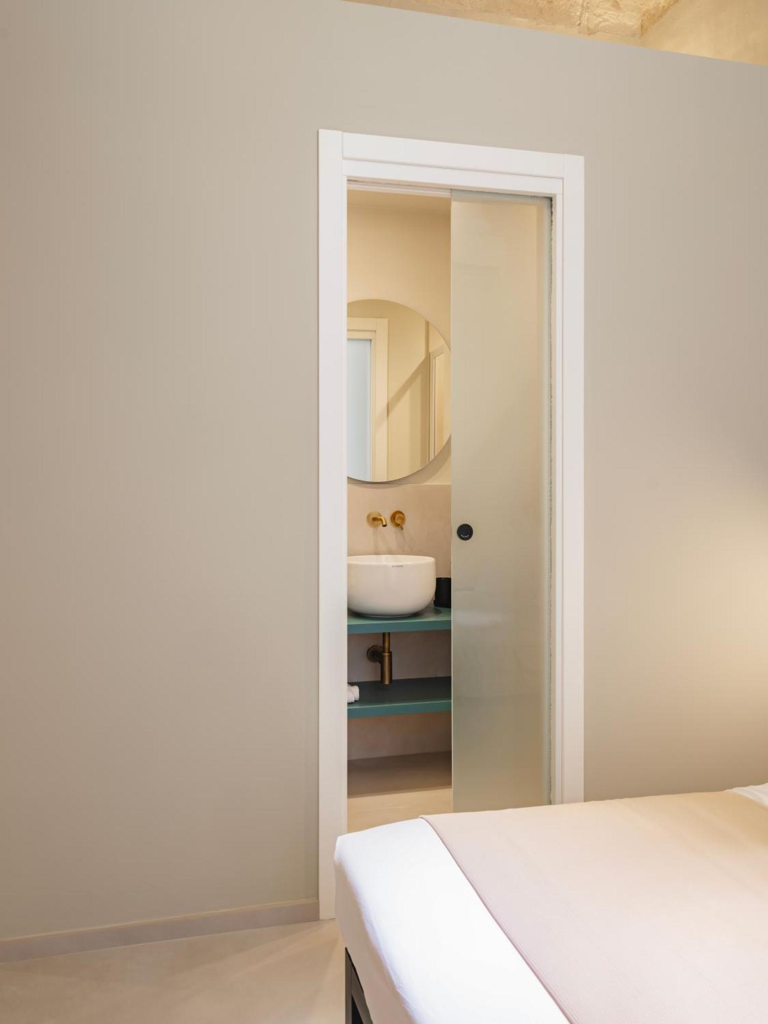 Almica24 Hotell Bari Exteriör bild